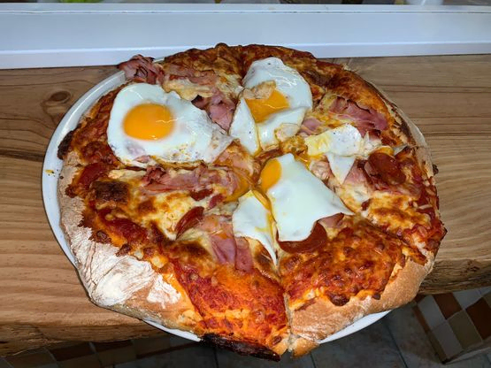 Plato de pizza con huevo